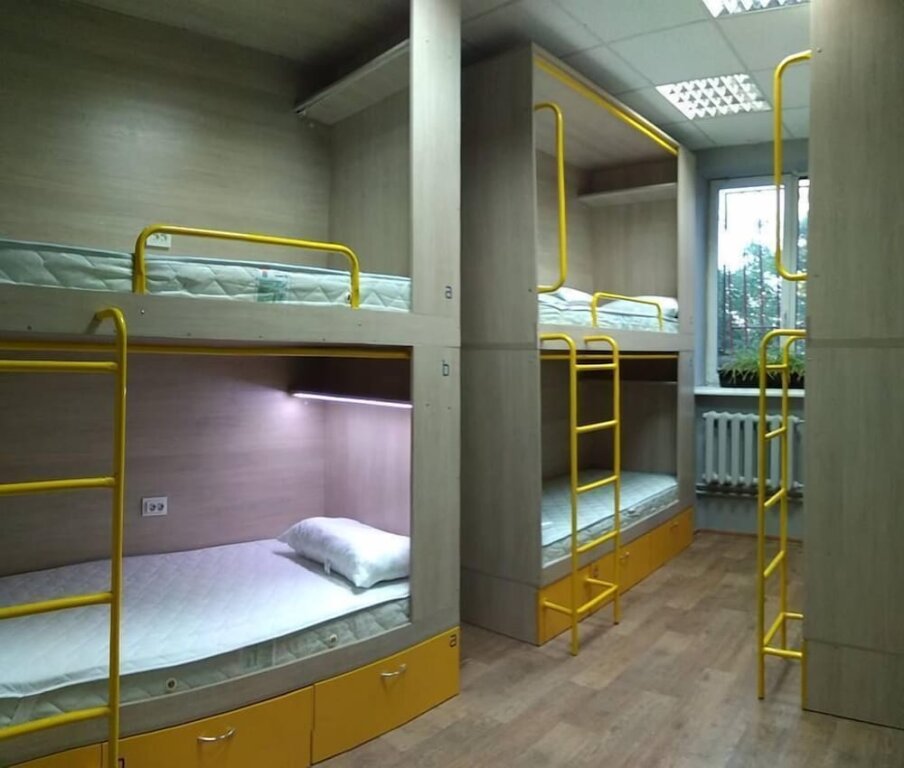 Кровать в общем номере (мужской номер) Hello Yellow Hostel