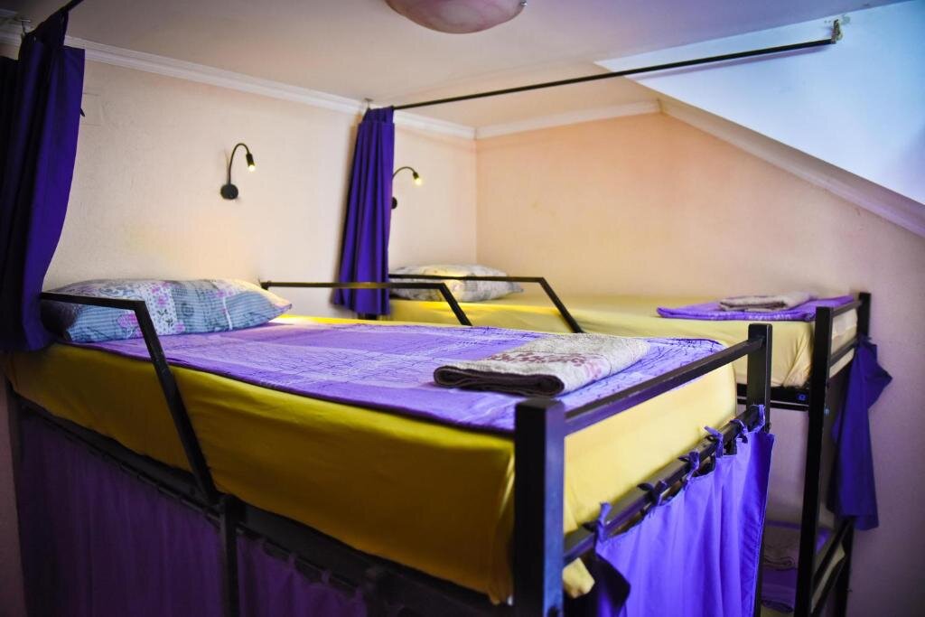 Кровать в общем номере Goldy Hostel