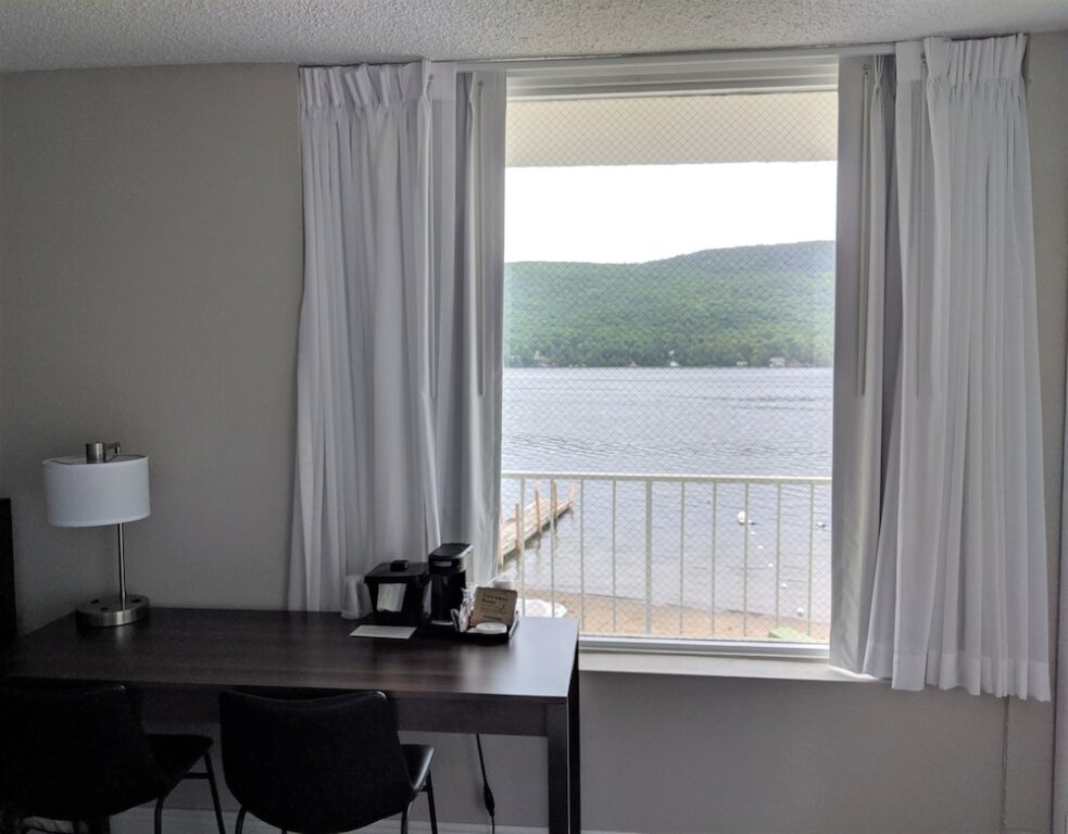 Четырёхместный номер Standard с видом на озеро Lakefront Terrace Resort