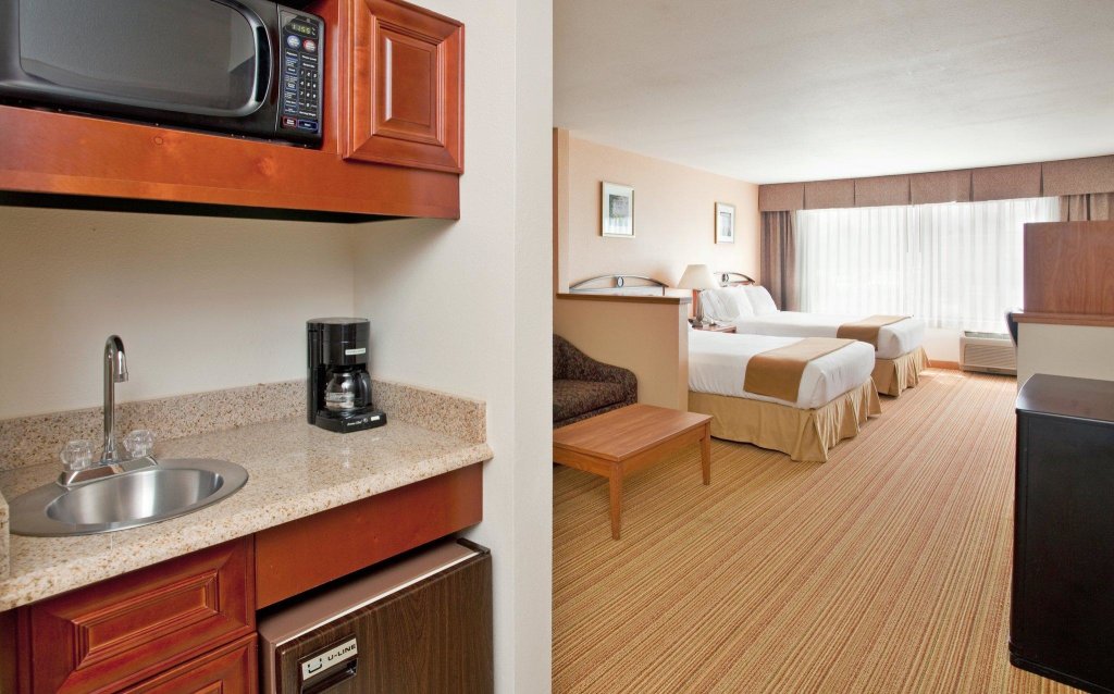 Четырёхместный люкс Comfort Inn & Suites NW Milwaukee