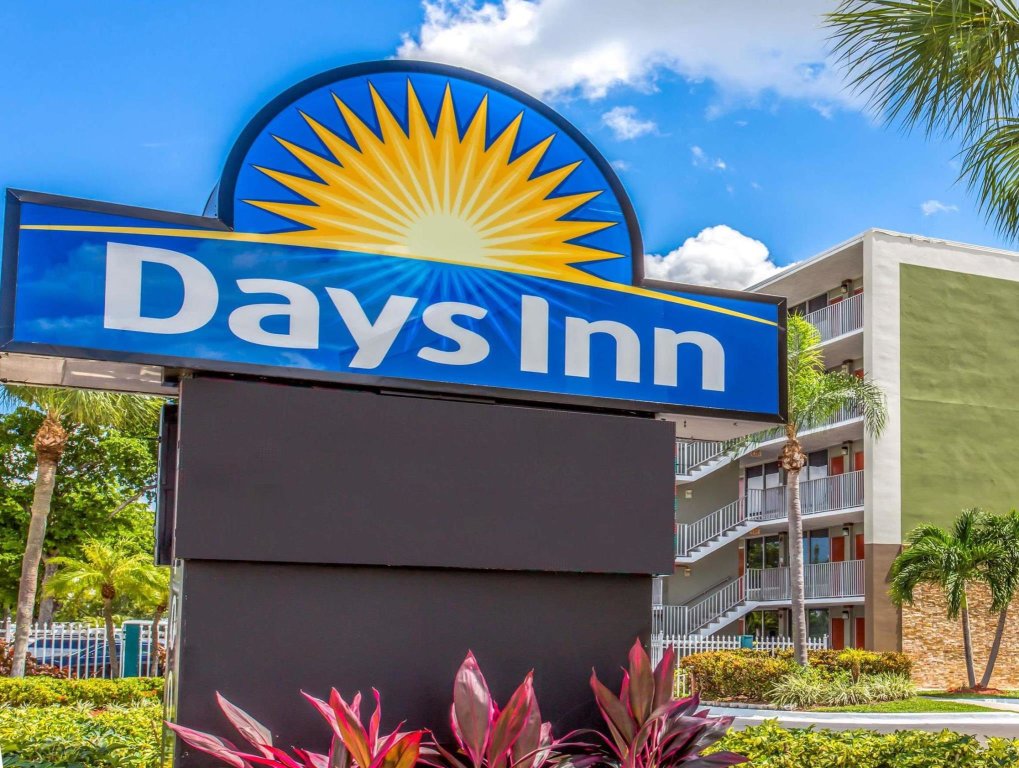 Кровать в общем номере Days Inn by Wyndham Fort Lauderdale Airport Cruise Port
