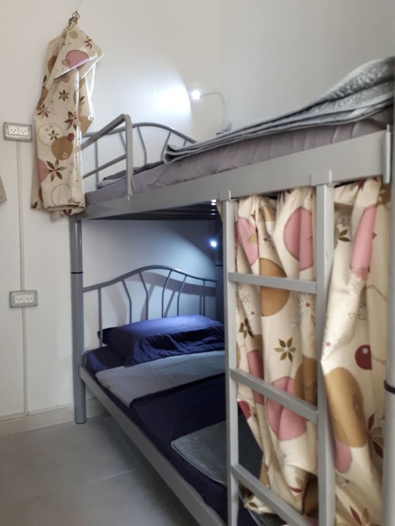 Кровать в общем номере Butik Hostel TLV