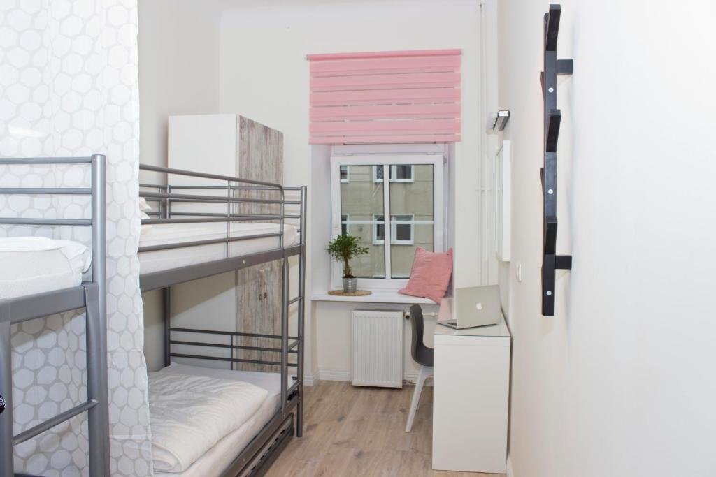 Кровать в общем номере (женский номер) Chillout Hostel
