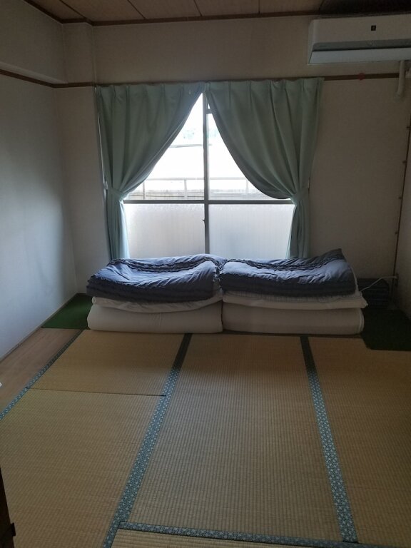 Кровать в общем номере (женский номер) с балконом Kazenoie Bonita (только для женщин)