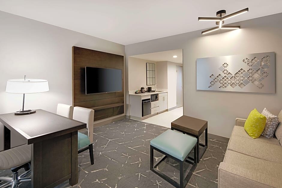 Двухместный люкс с 2 комнатами Embassy Suites by Hilton Atlanta Perimeter Center