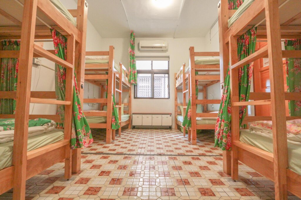 Кровать в общем номере T-Life Hostel