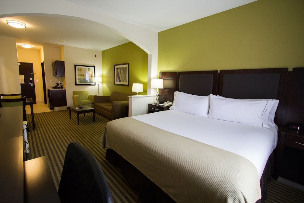 Люкс с 2 комнатами Holiday Inn Express Hotel & Suites Nacogdoches, an IHG Hotel