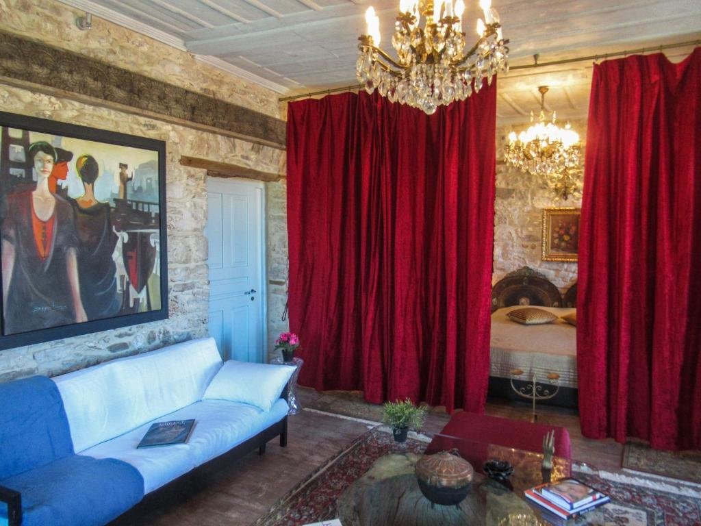 Studio Antique Red Luxury Suite 75 sqm
