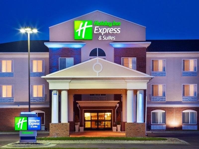 Кровать в общем номере Holiday Inn Express & Suites Le Mars, an IHG Hotel