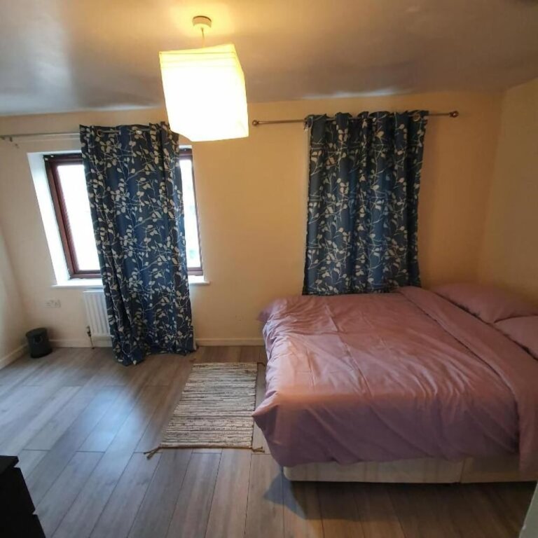 Hütte Lovely, Cosy House Easy Reach to Central London