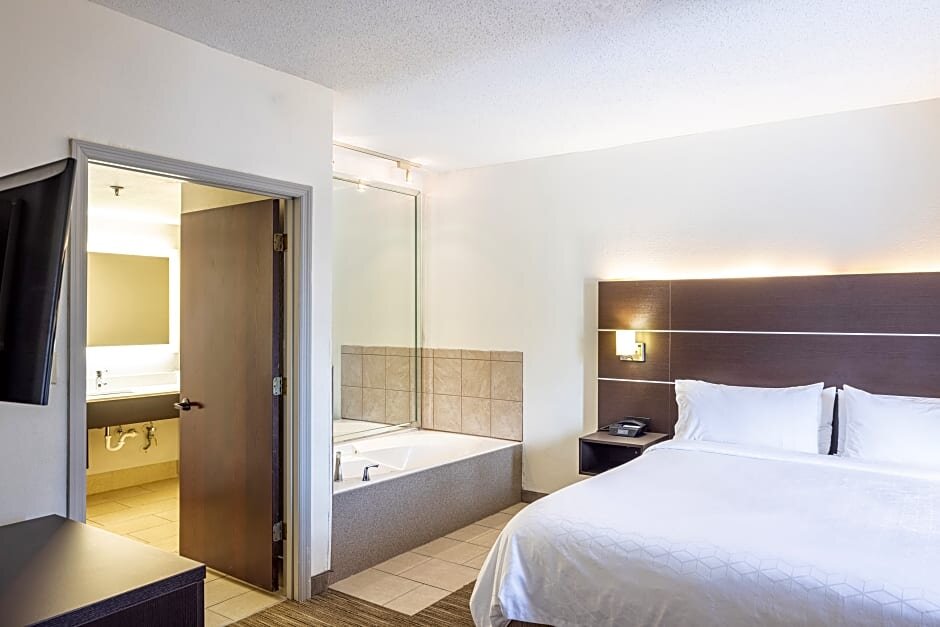 Двухместный люкс c 1 комнатой Holiday Inn Express Hotel & Suites Fort Payne, an IHG Hotel