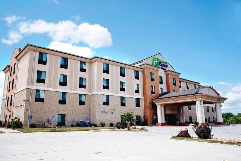 Люкс с 2 комнатами Holiday Inn Express and Suites Urbandale Des Moines, an IHG Hotel