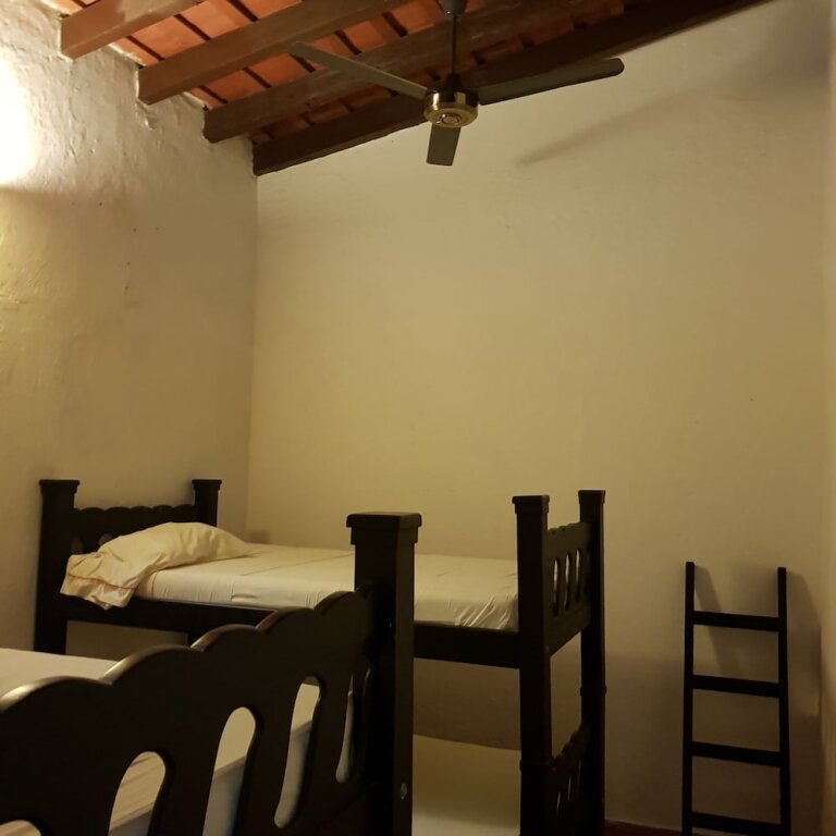 Кровать в общем номере Coco Bahia Hostal