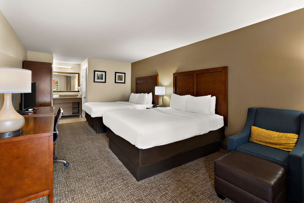 Четырёхместный люкс Comfort Inn & Suites Sequoia Kings Canyon