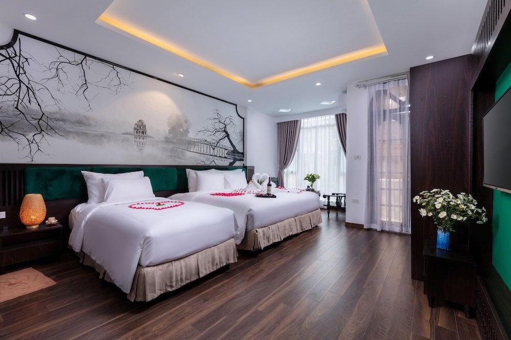 Camera tripla familiare Standard con balcone Hanoi Center Silk Lullaby Hotel and Travel