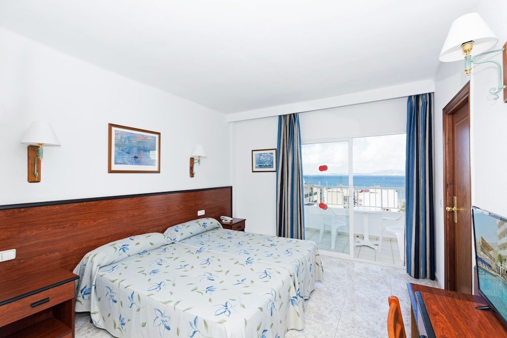 Standard Triple room with balcony HSM Reina del Mar
