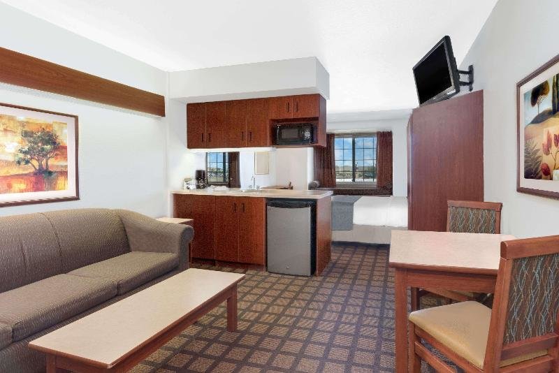 Четырёхместный люкс Microtel Inn & Suites by Wyndham Rapid City