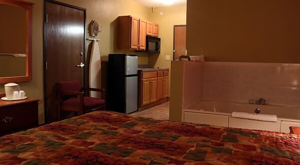Люкс Standard Hometown Inn & Suites