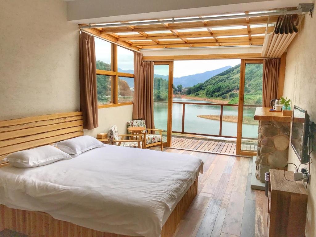 Двухместный номер Deluxe с балконом и с видом на озеро The Lake View Deyishe Resort in Thousand Island Lake