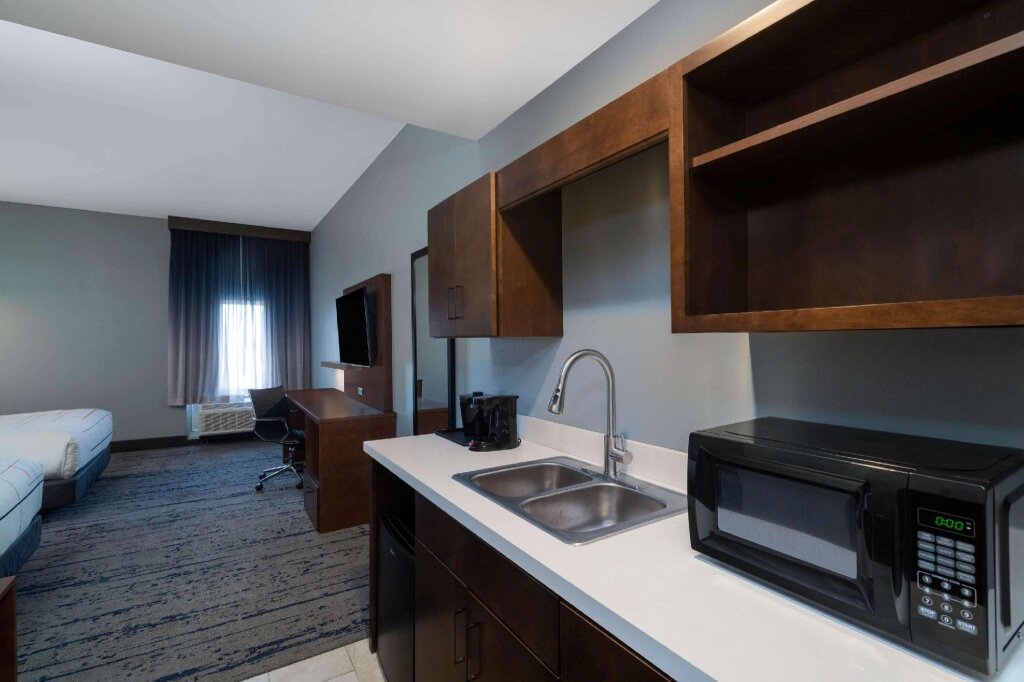 Четырёхместный номер Standard La Quinta Inn & Suites by Wyndham Louisville NE/Old Henry Rd