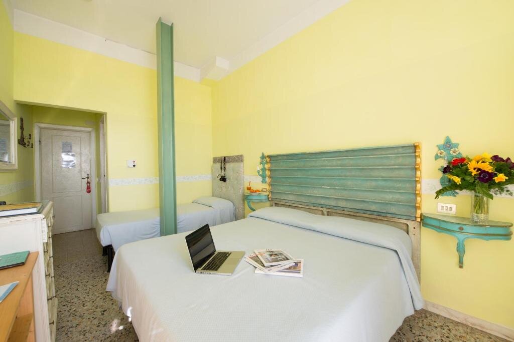Standard Triple room with balcony and seafront Hotel Biagiotti