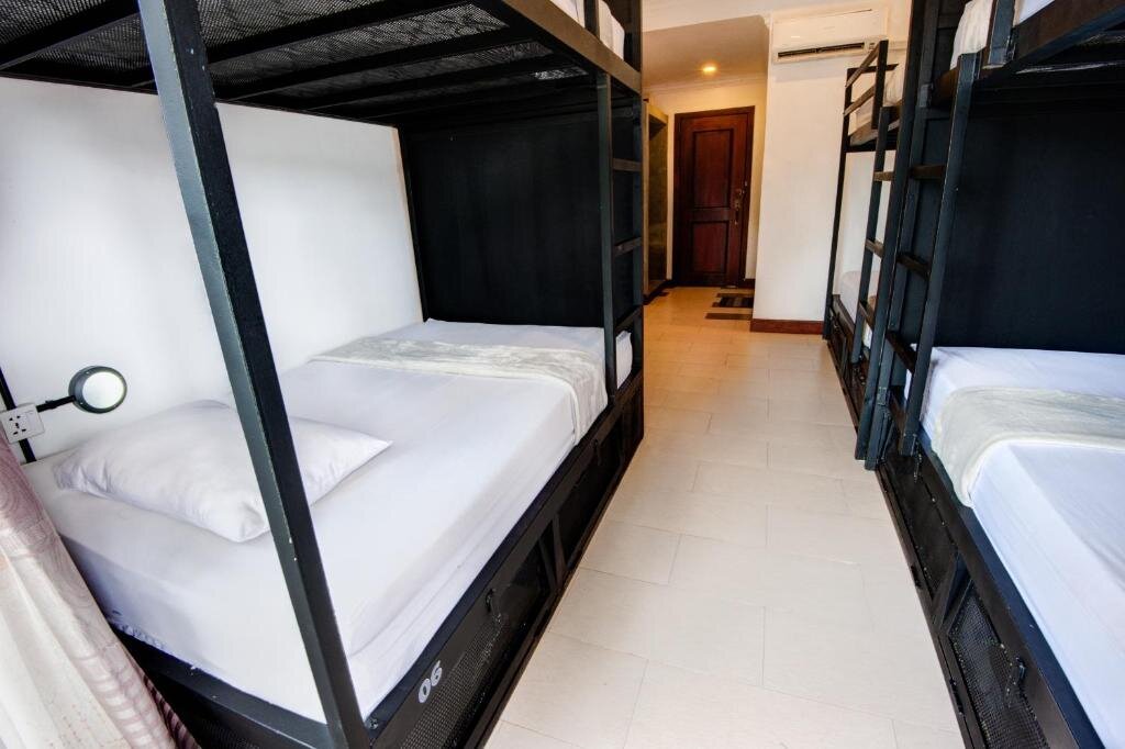 Кровать в общем номере The Mad Monkey Hostel Siem Reap