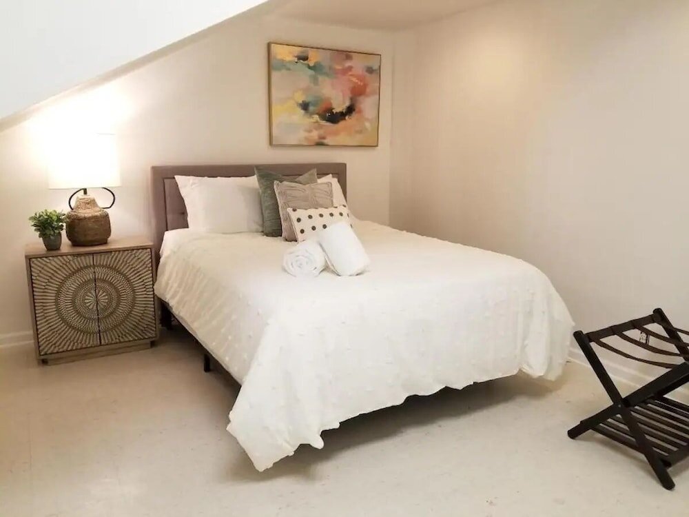 Apartment 9BR Amazing Deal. Sleeps 19. Book by YouRent