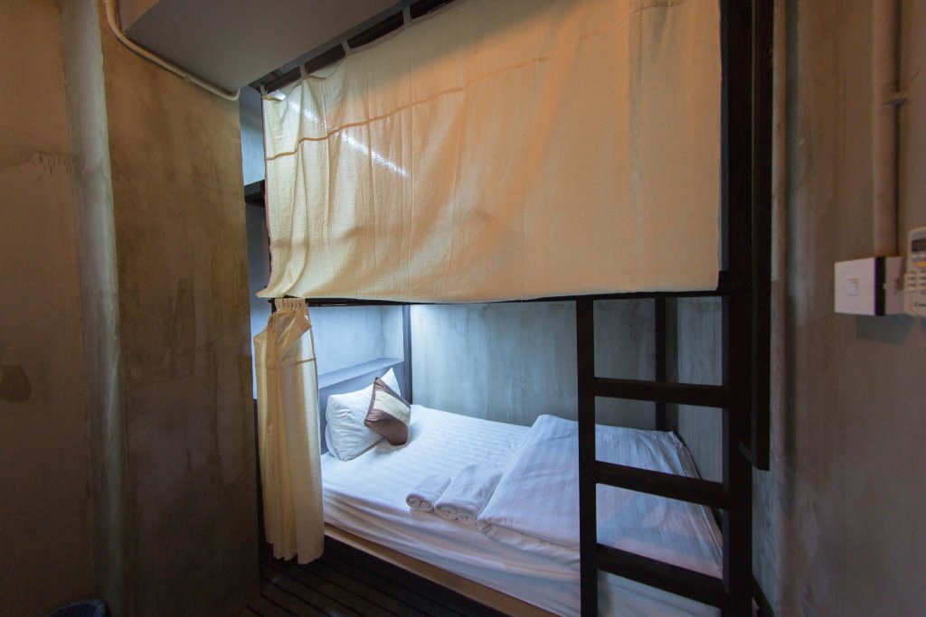 Кровать в общем номере (мужской номер) The Lodge Yangon Hostel