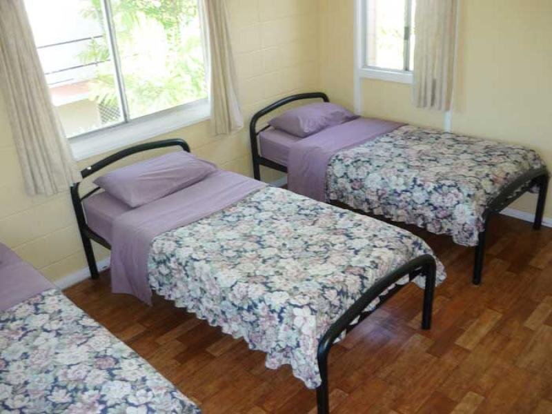 Кровать в общем номере Castaways Backpackers Cairns