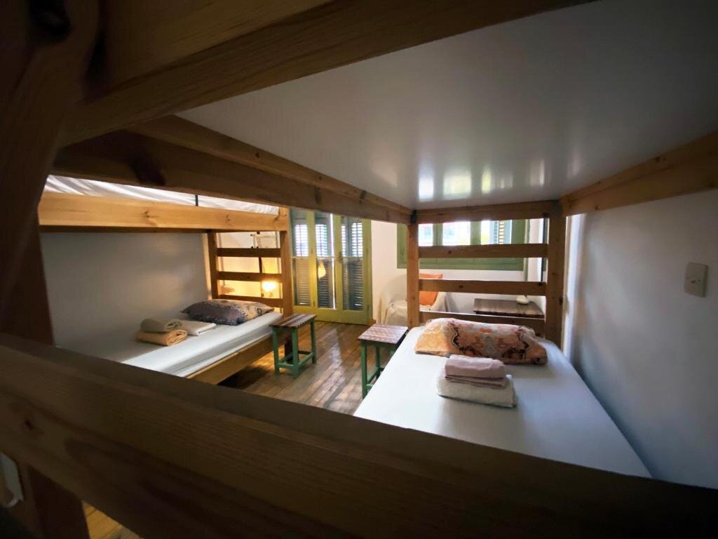 Кровать в общем номере (женский номер) с балконом и с красивым видом из окна Lima Sol House