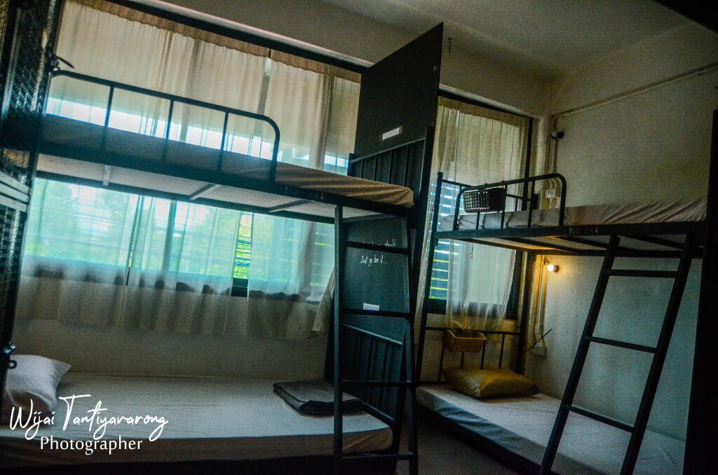 Кровать в общем номере Chinawat Hotel