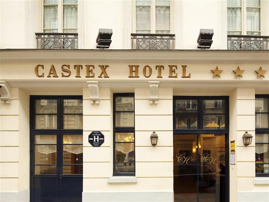 Кровать в общем номере Castex Hotel