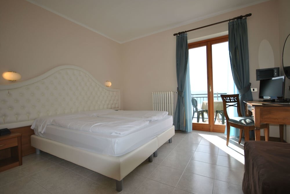 Superior Double room with balcony and with lake view Hotel Gallo
