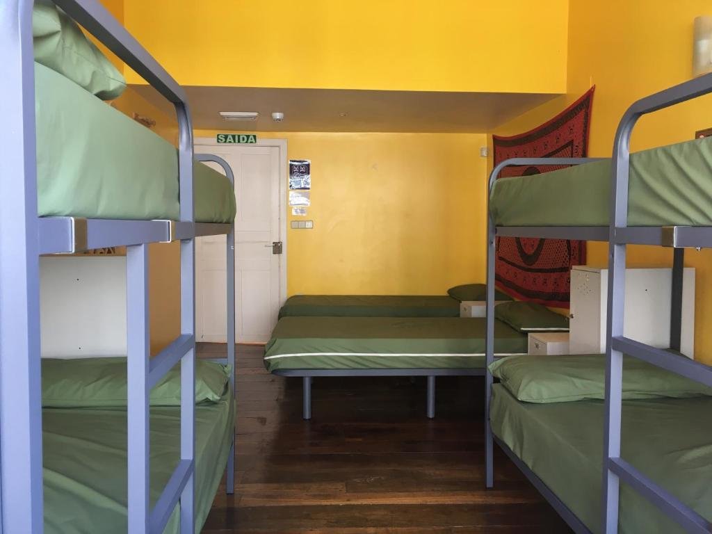 Кровать в общем номере Albergue Azabache