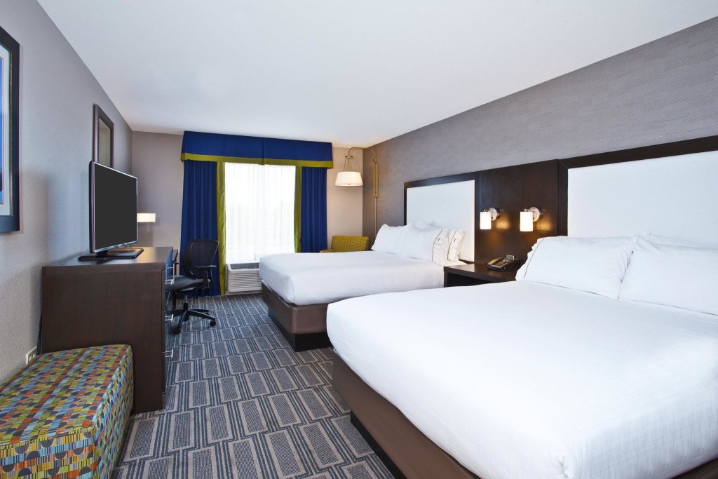Четырёхместный номер Standard Holiday Inn Express & Suites Ann Arbor West, an IHG Hotel