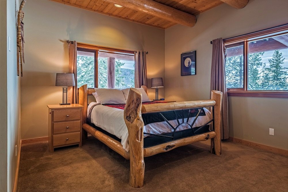Deluxe Single room with mountain view Spirit Lodge at Silverstar