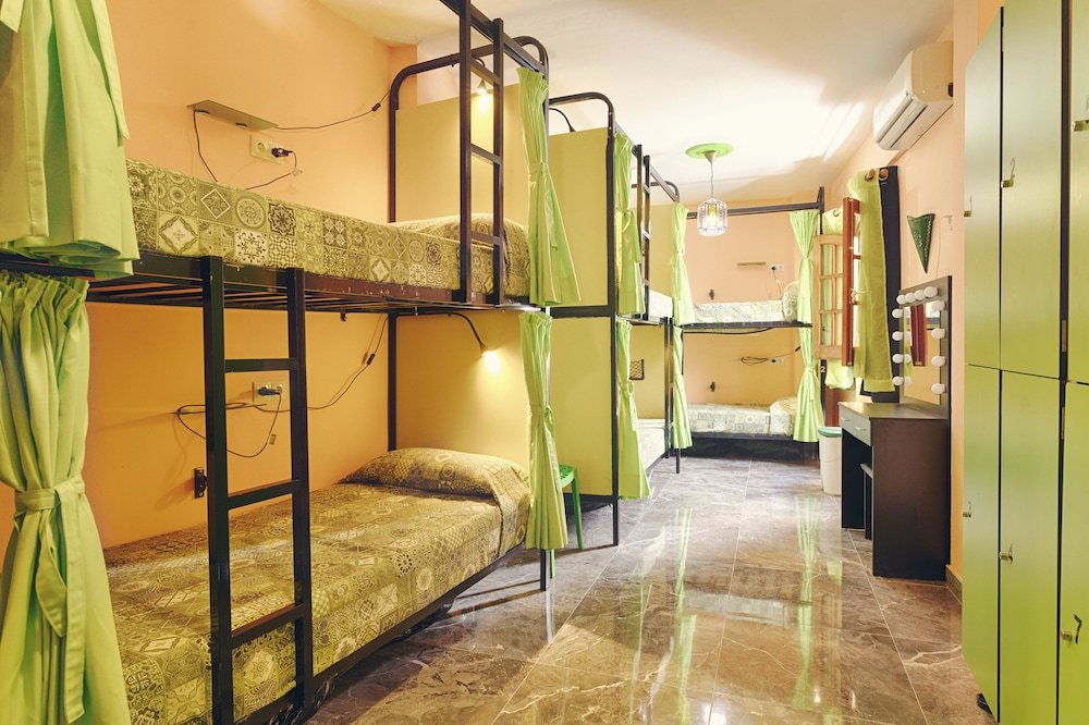 Кровать в общем номере (женский номер) с видом на внутренний двор Charming Nerja Hostel