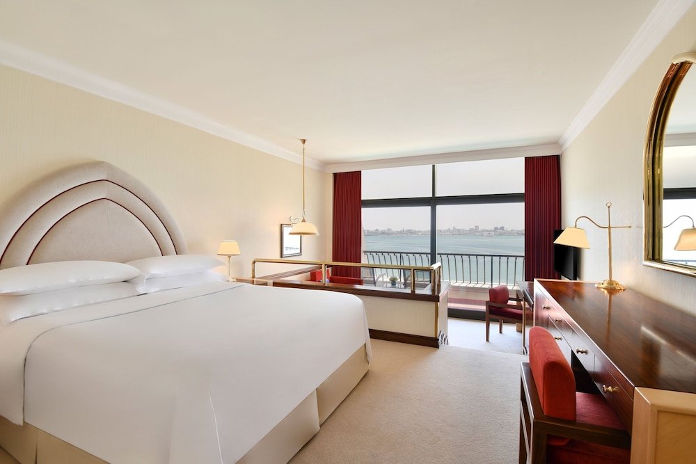 Двухместный номер Deluxe с балконом и с видом на море Sheraton Grand Doha Resort & Convention Hotel