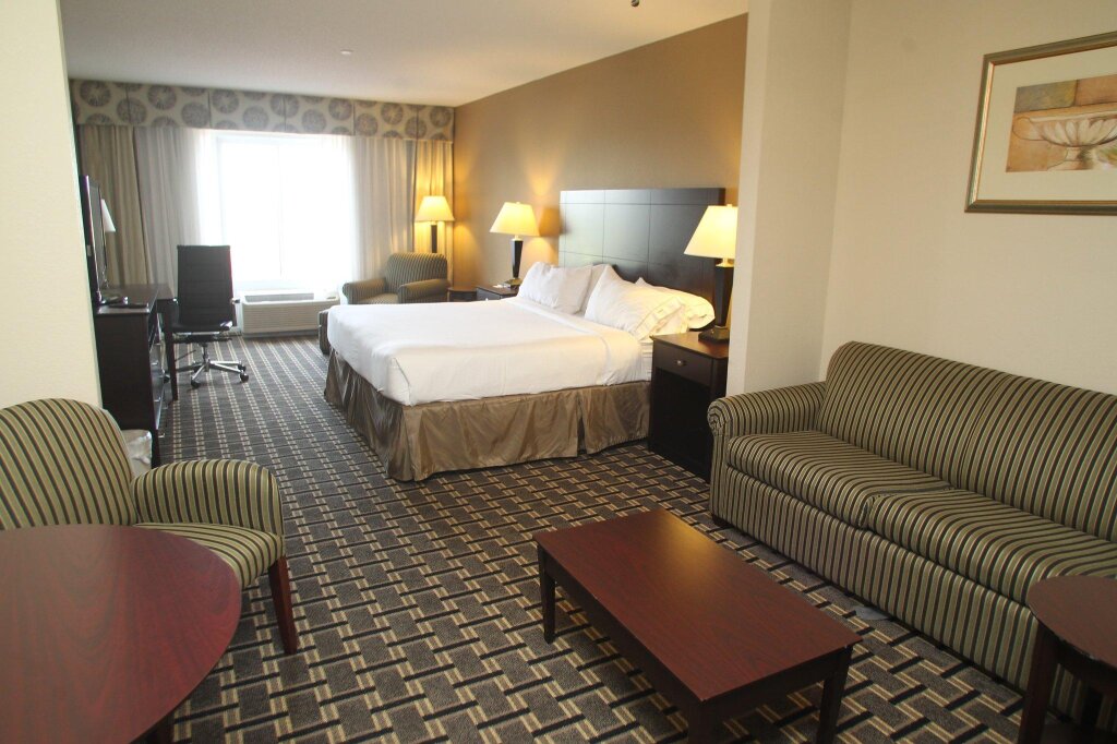Double Suite Holiday Inn Express Pembroke, an IHG Hotel