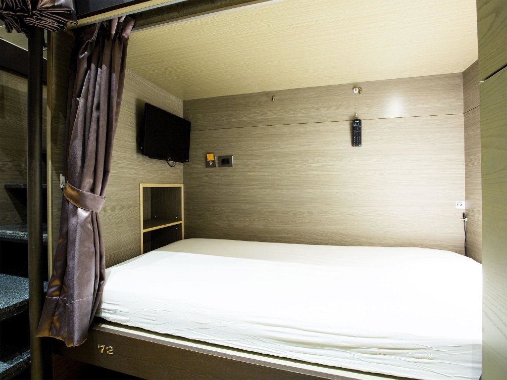 Кровать в общем номере (женский номер) Amici hotel Six Star Hostel