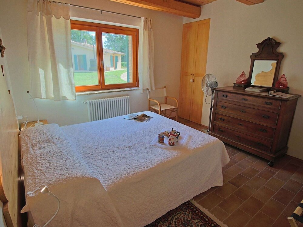 Коттедж Luxurious Cottage with Swimming Pool in Montelabbate