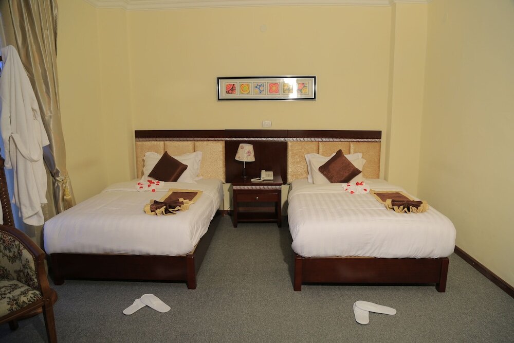 Кровать в общем номере с балконом Sarem International Hotel