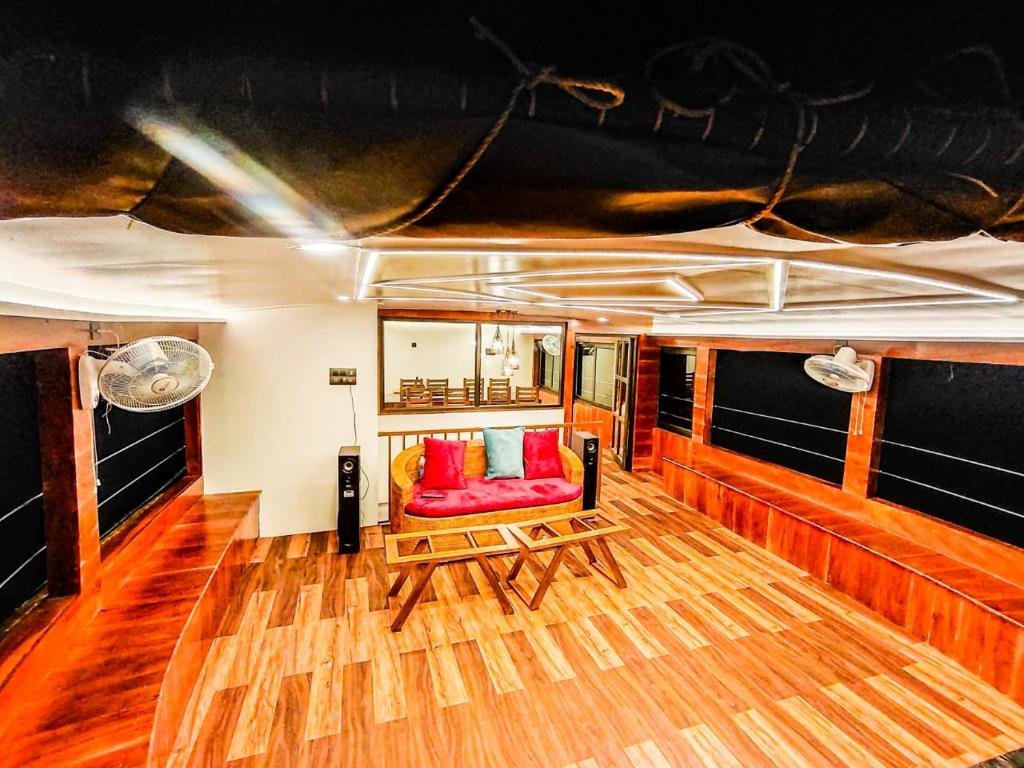 Familie Suite mit Balkon Beachparadise  Daycruise houseboat