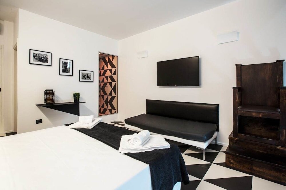 Deluxe Triple room with balcony and with city view The Boutique Napoli Suite