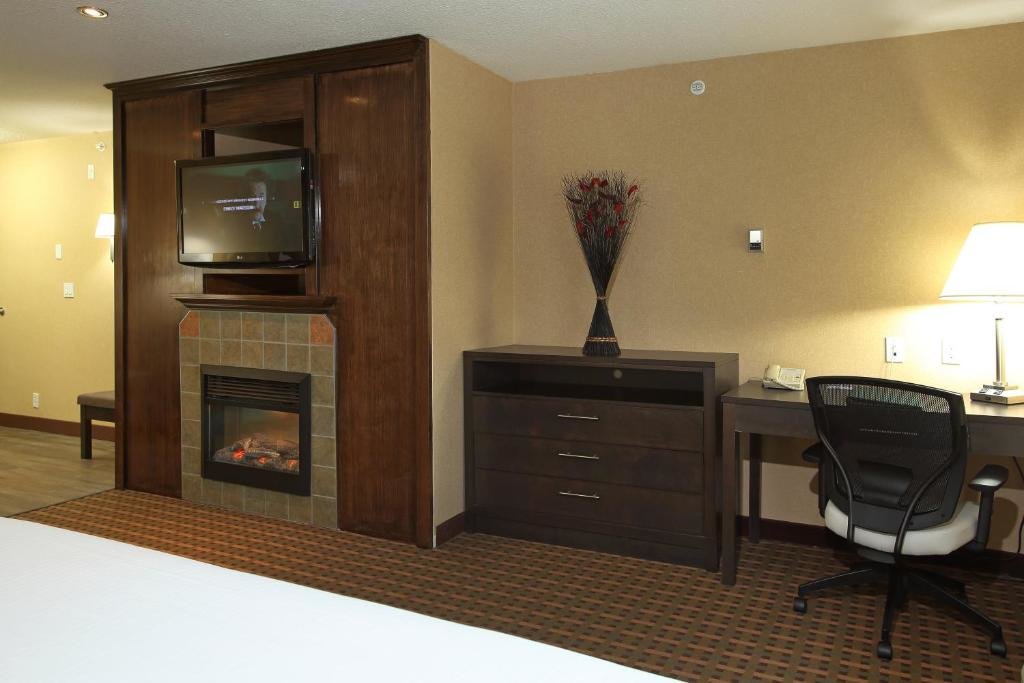 Double Junior Suite Holiday Inn Express Hotel & Suites Vernon, an IHG Hotel