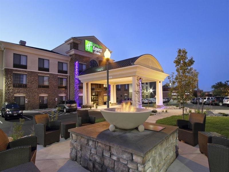 Кровать в общем номере Holiday Inn Express & Suites Colorado Springs First & Main, an IHG Hotel