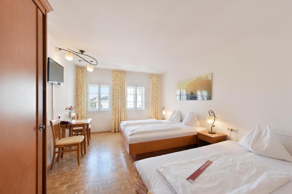 Standard Dreier Zimmer mit Straßenblick Hotel Krone 1512