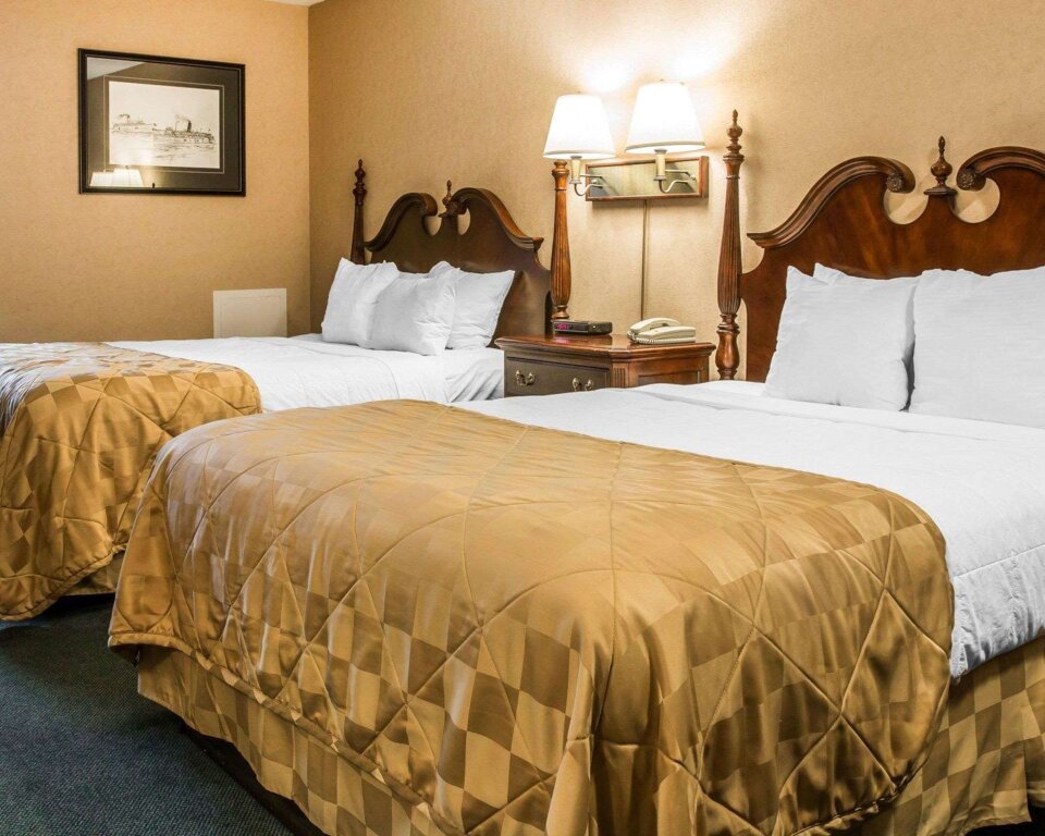 Standard Quadruple room Mackinaw City Clarion Hotel Beachfront