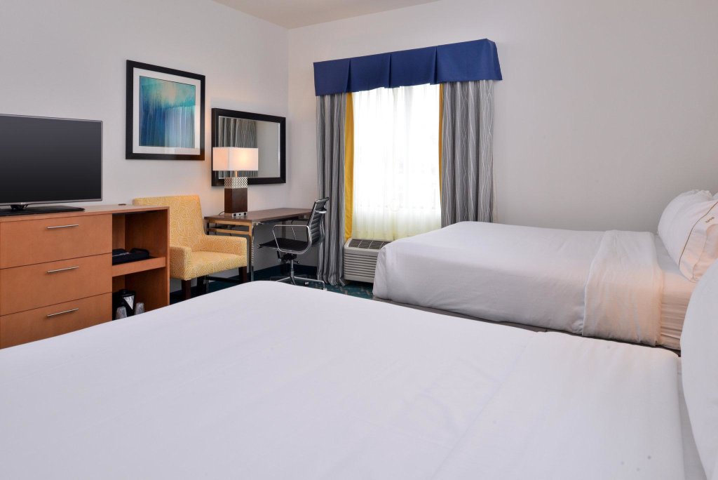 Четырёхместный номер Standard Holiday Inn Express and Suites West Ocean City, an IHG Hotel