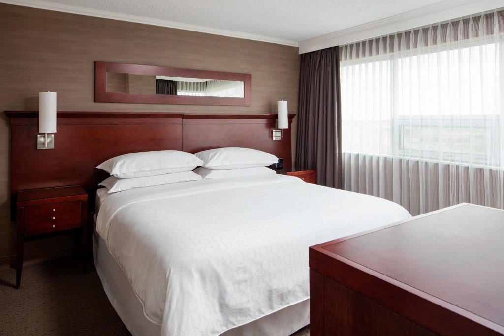 Двухместный клубный люкс c 1 комнатой Sheraton Cavalier Calgary Hotel